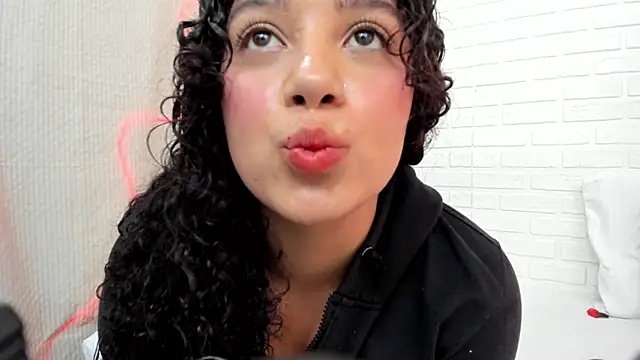 Snapshot of Julieta_333 chatting on 02.24.25 Julieta 333 online show from 02.24.25