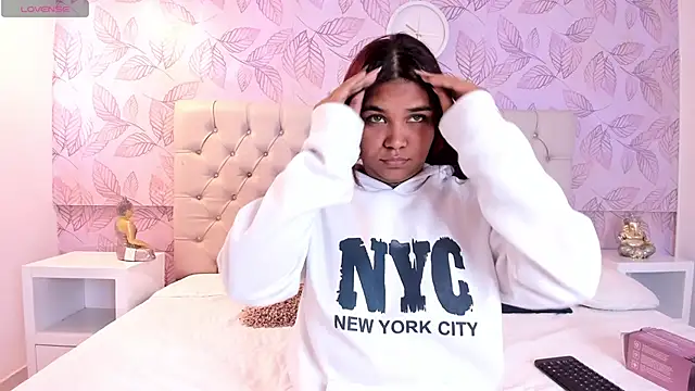 Snapshot of Carolina_Evanss chatting on 02.01.25 Carolina Evanss online show from 02.01.25