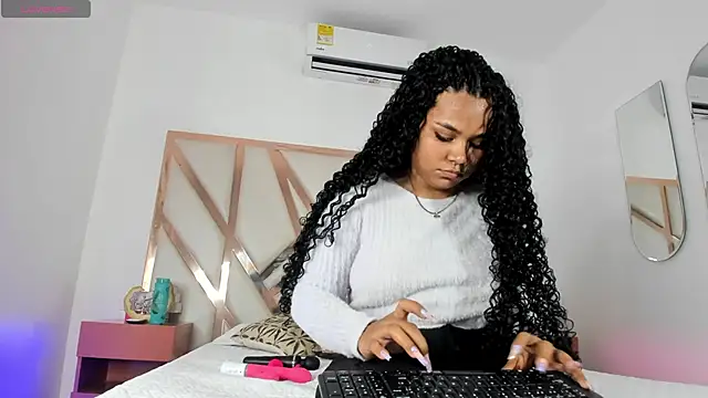 Snapshot of Carolina_Evanss chatting on 03.21.25 Carolina Evanss online show from 03.21.25