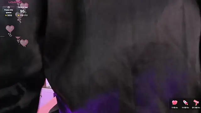 Snapshot of MadissonRey chatting on 10.23.25 MadissonRey online show from 10.23.25