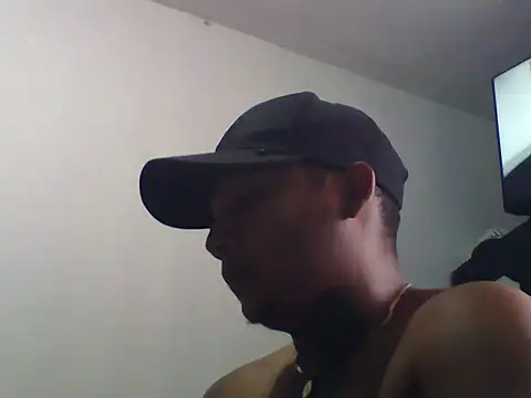 Snapshot of Realesf1114 chatting on 10.05.25 Realesf1114 online show from 10.05.25