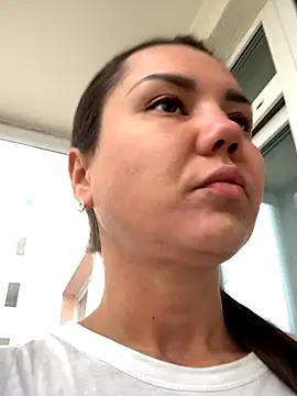 Snapshot of MiraMiss chatting on 10.29.25 MiraMiss online show from 10.29.25