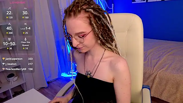 Snapshot of VioletShine chatting on 01.10.25 VioletShine online show from 01.10.25