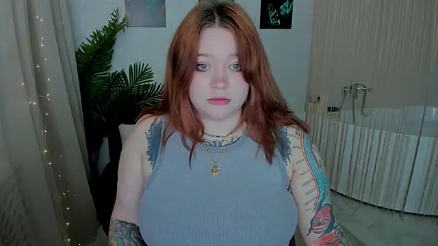 Snapshot of MoonLghte chatting on 09.30.25 MoonLghte online show from 09.30.25