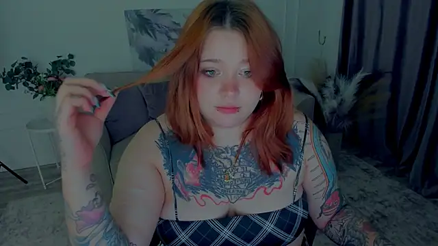 Snapshot of MoonLghte chatting on 10.05.25 MoonLghte online show from 10.05.25