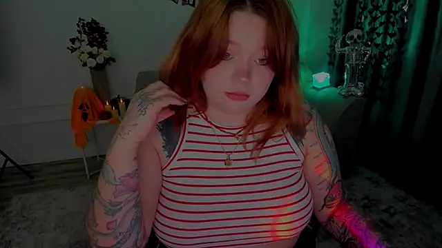 Snapshot of MoonLghte chatting on 10.11.25 MoonLghte online show from 10.11.25