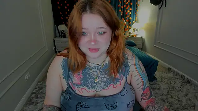 Snapshot of MoonLghte chatting on 10.22.25 MoonLghte online show from 10.22.25