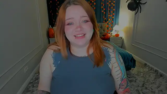 Snapshot of MoonLghte chatting on 10.29.25 MoonLghte online show from 10.29.25