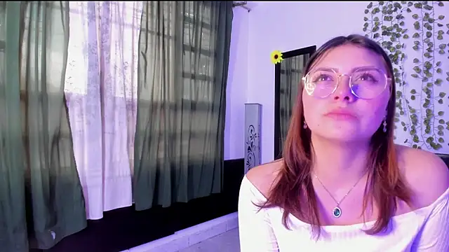 Snapshot of Noellesable chatting on 12.21.24 Noellesable online show from 12.21.24