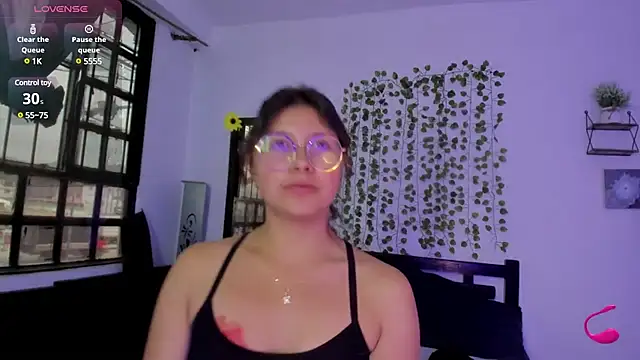 Snapshot of Noellesable chatting on 02.25.25 Noellesable online show from 02.25.25