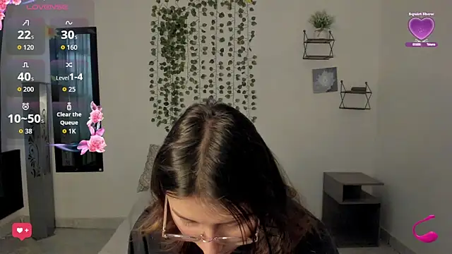 Snapshot of Noellesable chatting on 09.22.25 Noellesable online show from 09.22.25