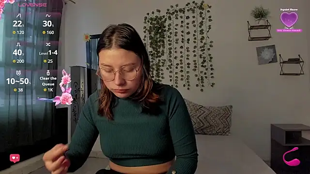 Snapshot of Noellesable chatting on 09.27.25 Noellesable online show from 09.27.25