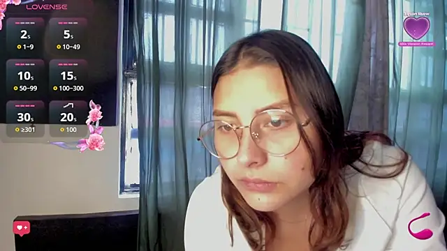 Snapshot of Noellesable chatting on 10.08.25 Noellesable online show from 10.08.25