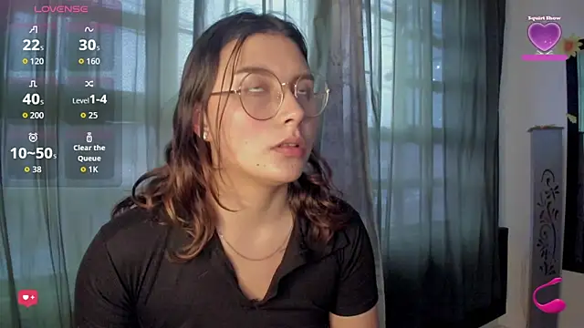 Snapshot of Noellesable chatting on 10.15.25 Noellesable online show from 10.15.25