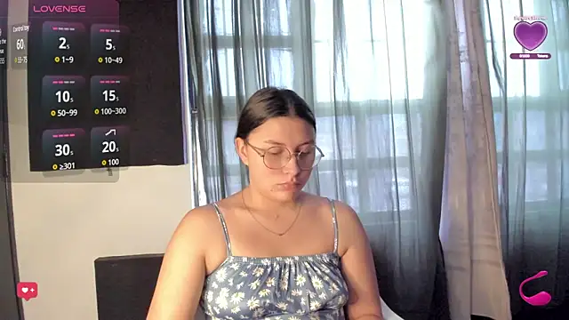 Snapshot of Noellesable chatting on 10.27.25 Noellesable online show from 10.27.25