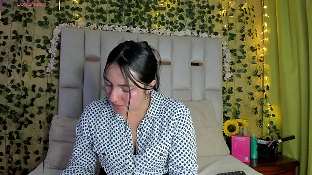 Snapshot of jenifer__power10 chatting on 03.08.25 jenifer  power10 online show from 03.08.25