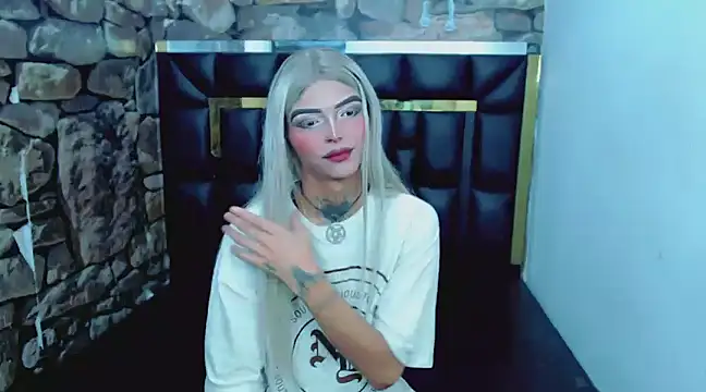 Snapshot of Luna_and_valery chatting on 01.04.25 Luna and valery online show from 01.04.25