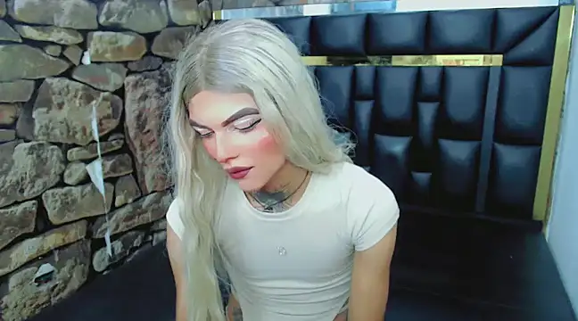 Snapshot of Luna_and_valery chatting on 01.25.25 Luna and valery online show from 01.25.25