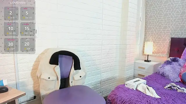 Snapshot of sweet_kitty0110 chatting on 10.24.25 sweet kitty0110 online show from 10.24.25