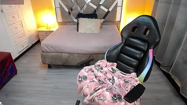 Snapshot of Kate_Laurence_ chatting on 03.11.25 Kate Laurence online show from 03.11.25