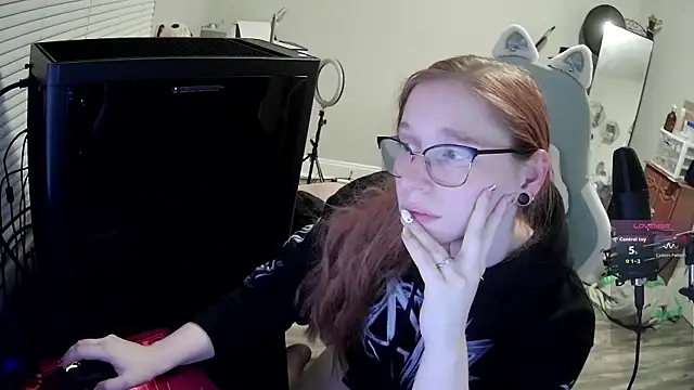 LilyFoxxx online show from 10.17.25