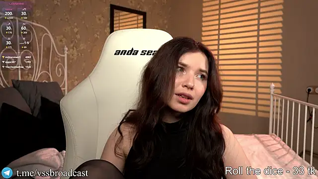 Snapshot of Hidden_boobs chatting on 12.20.24 Hidden boobs online show from 12.20.24
