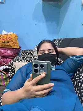 Black Glow online show from 02.12.25