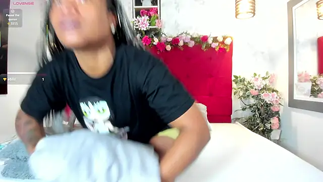 Snapshot of SilvannaFit chatting on 09.19.25 SilvannaFit online show from 09.19.25