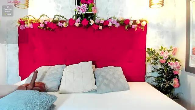 Snapshot of SilvannaFit chatting on 09.25.25 SilvannaFit online show from 09.25.25