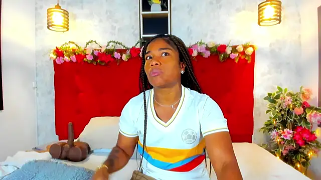 Snapshot of SilvannaFit chatting on 11.01.25 SilvannaFit online show from 11.01.25