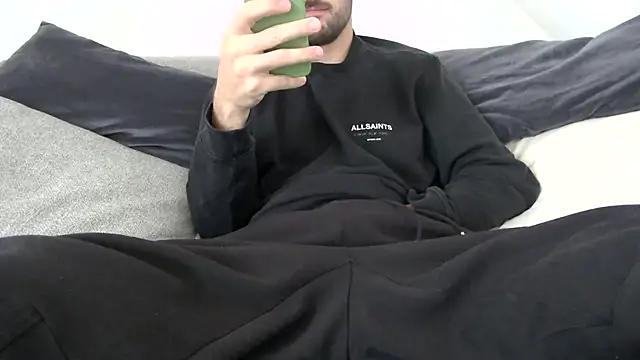 Snapshot of taallguyy_196 chatting on 10.26.25 taallguyy 196 online show from 10.26.25