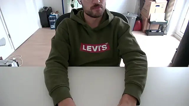 Snapshot of taallguyy_196 chatting on 10.29.25 taallguyy 196 online show from 10.29.25