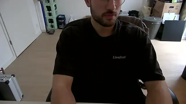 Snapshot of taallguyy_196 chatting on 11.19.25 taallguyy 196 online show from 11.19.25