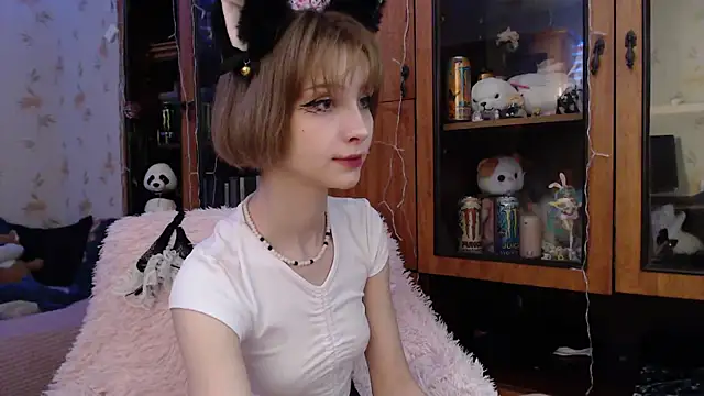 Snapshot of cloudgirrl chatting on 02.15.25 cloudgirrl online show from 02.15.25