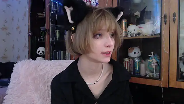 Snapshot of cloudgirrl chatting on 02.21.25 cloudgirrl online show from 02.21.25