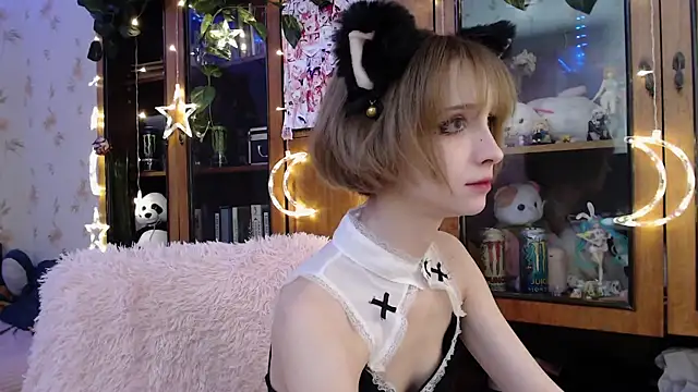 Snapshot of cloudgirrl chatting on 02.28.25 cloudgirrl online show from 02.28.25