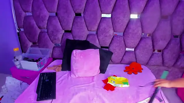 Freya Miller  online show from 10.03.25