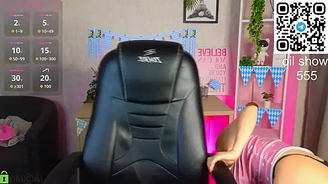 Snapshot of Christy_Little chatting on 09.25.25 Christy Little online show from 09.25.25