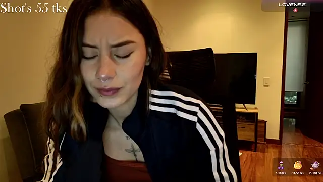 Snapshot of Emmy_petit chatting on 11.01.25 Emmy petit online show from 11.01.25