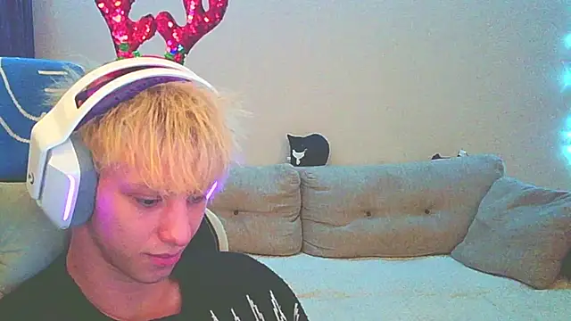 Snapshot of Ostin_meow chatting on 12.13.24 Ostin meow online show from 12.13.24