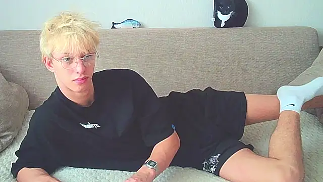 Snapshot of Ostin_meow chatting on 12.17.24 Ostin meow online show from 12.17.24