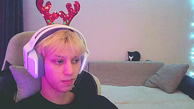 Snapshot of Ostin_meow chatting on 12.18.24 Ostin meow online show from 12.18.24