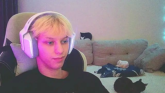 Snapshot of Ostin_meow chatting on 12.19.24 Ostin meow online show from 12.19.24