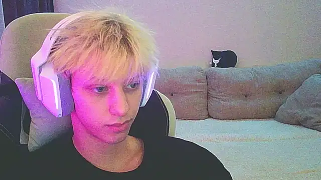 Snapshot of Ostin_meow chatting on 12.24.24 Ostin meow online show from 12.24.24