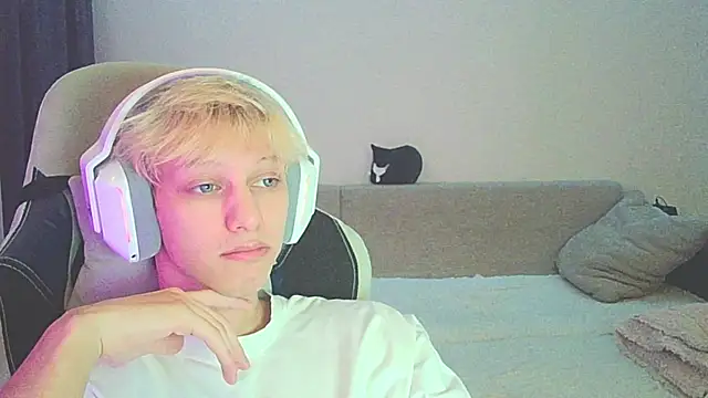 Snapshot of Ostin_meow chatting on 12.26.24 Ostin meow online show from 12.26.24