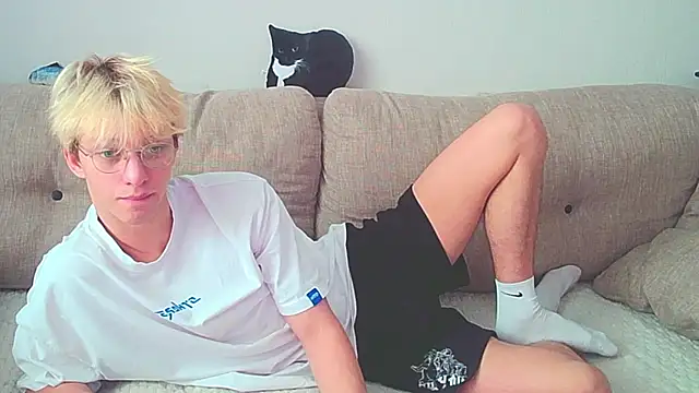 Snapshot of Ostin_meow chatting on 12.27.24 Ostin meow online show from 12.27.24