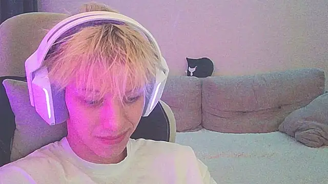 Snapshot of Ostin_meow chatting on 12.27.24 Ostin meow online show from 12.27.24
