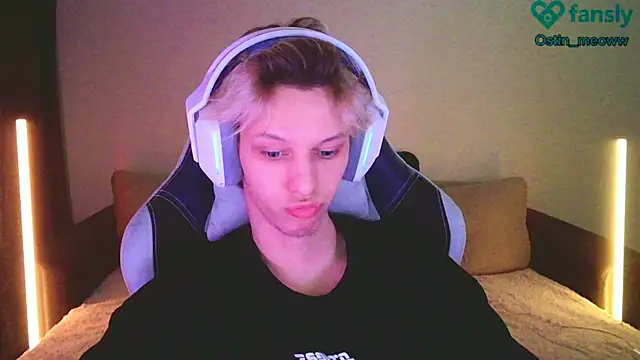 Snapshot of Ostin_meow chatting on 02.15.25 Ostin meow online show from 02.15.25