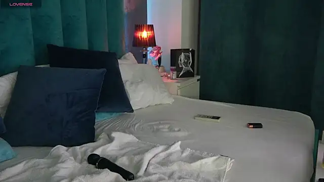 LauraMirage online show from 02.12.25