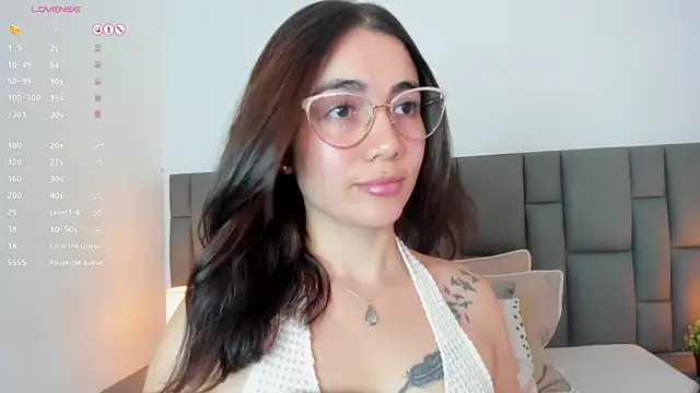 Snapshot of SaraOspinna chatting on 10.02.25 SaraOspinna online show from 10.02.25